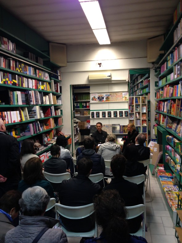 Ma quanti eravamo? Impossibile inquadrarli tutti, con decine di persone che arrivavano fino all'uscita della libreria, in piedi oltre la ventina di sedie.